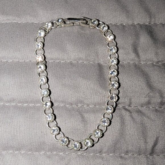 $3 with Bundle ~ Avon Silver-Tone Rhinestone Tennis Bracelet 4698 - Picture 1 of 4